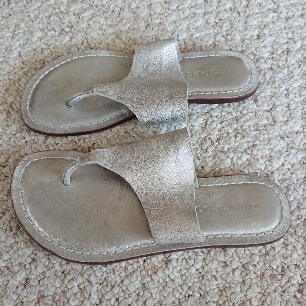 Bernardo Monica Thong Silver Sandals size 6